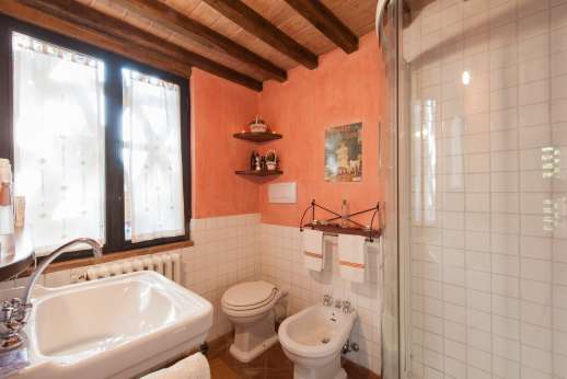 I Tre Cipressi - An en suite bathroom.