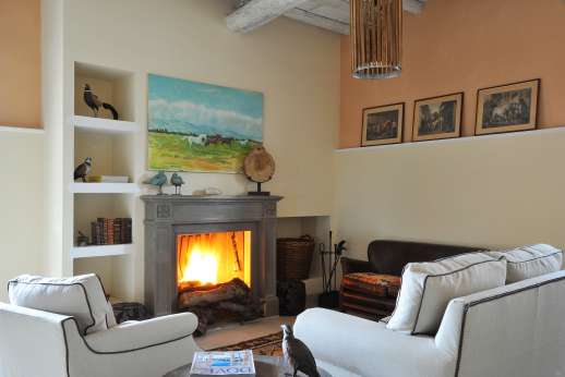 Il Borgo di Petroio - The rooms are all furnished very tastefully with collections of paintings, traditional black and white photos, drawings and a wide selection of English books.