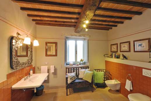 Il Borgo di Petroio - Service bathroom on the ground floor of
the main villa.