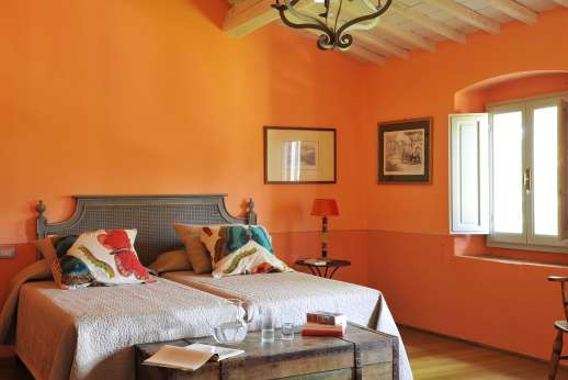 Il Borgo di Petroio - Air-conditioned twin bedroom with an en suite bathroom.