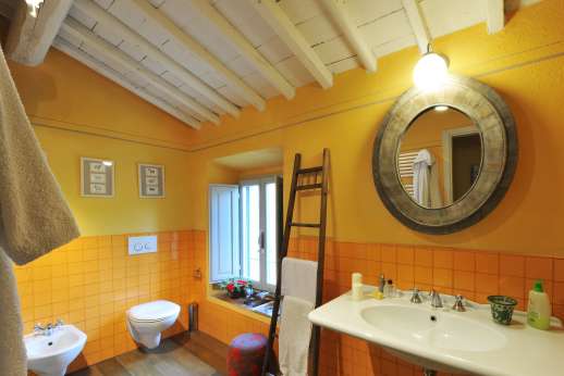 Il Borgo di Petroio - The en suite bathroom shower.