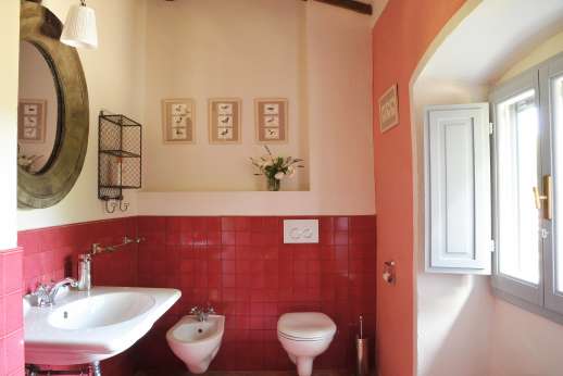 Il Borgo di Petroio - The en suite bathroom with shower.
