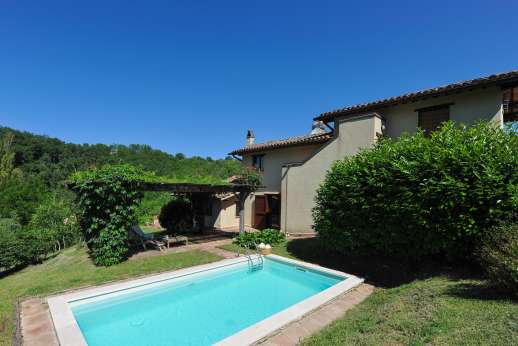 Il Cerro - Pool terrace with shaded pergola.