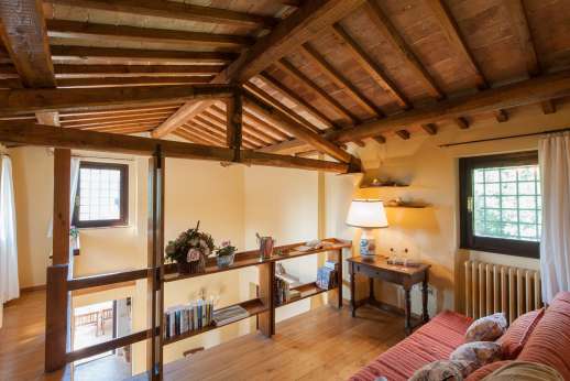 Il Cerro - First floor interior balcony with a settee.