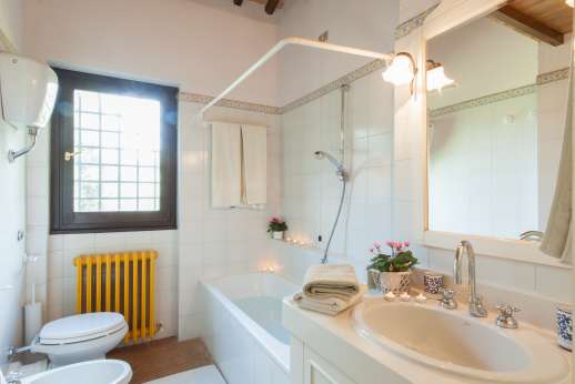 Il Cerro - The first floor bathroom.