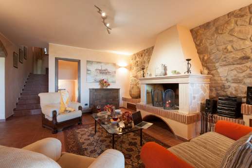Il Chiesino - The sitting room with a working fireplace on the ground floor. Comfortable sofas to sit and relax at any time of the day.