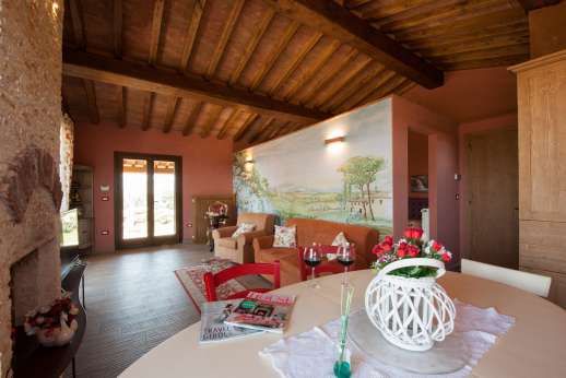 Il Chiesino - Guesthouse kitchen and seating areas