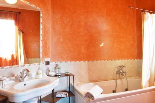 Il Chiesino - The en suite bathroom with with a hydromassage bath.