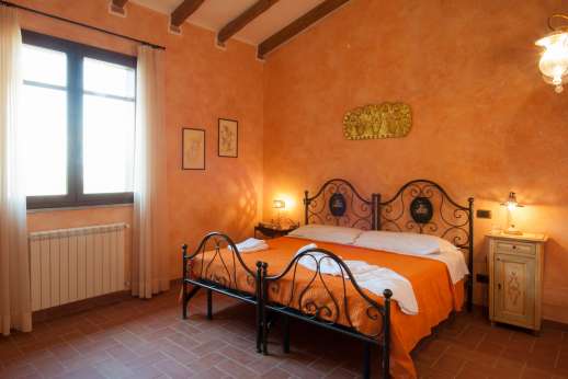 Il Chiesino - First floor air conditioned twin bedroom, which shares a bathroom with the triple bedroom.
