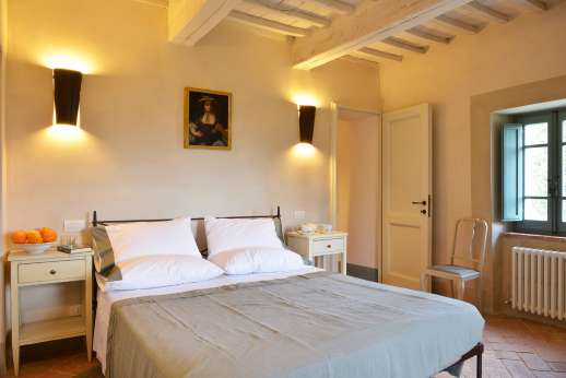 Il Cornello - Air-conditioned double bedroom with en suite bathroom.