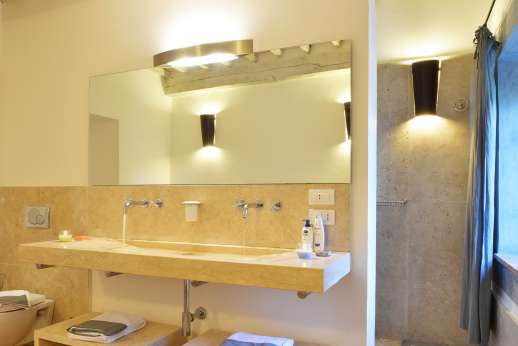 Il Cornello - An en suite bathroom.