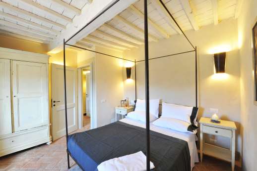 Il Cornello - Air-conditioned double bedroom with en suite bathroom.