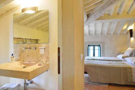 Il Cornello - Air-conditioned twin bedroom with en suite bathroom.