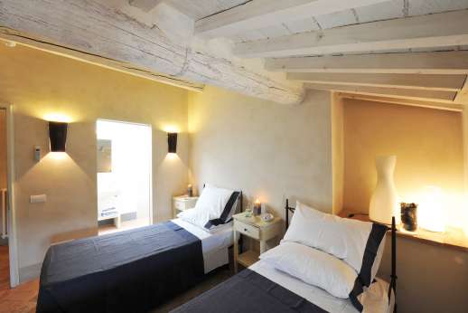 Il Cornello - Air-conditioned twin bedroom also with en suite bathroom.