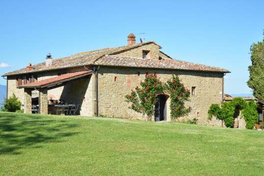 Il Cortile Pratolino - The houses stand on a sloping, terraced lawn within a 10ha/25-acre olive farm.