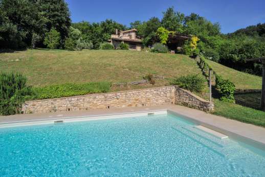 L'Olmo - The pool has steps and a shallow area suitable for children.