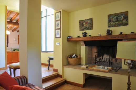 L'Olmo - Sitting room leading through to the kitchen