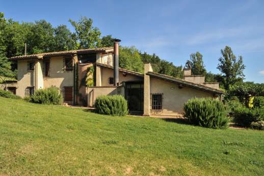 L’Olmo (x 4 people) with Staff and Cook - A pretty garden with three furnished loggias is planted with jasmine, rosemary, wisteria and climbing roses