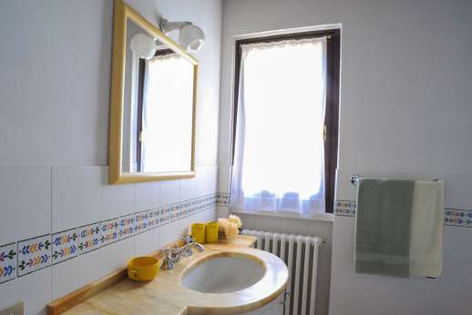 L’Olmo (x 4 people) with Staff and Cook - Bathroom with a bath.