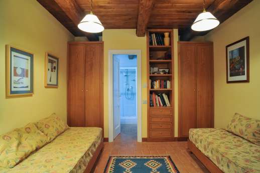 L’Olmo (x 4 people) with Staff and Cook - Ground floor twin bedroom,