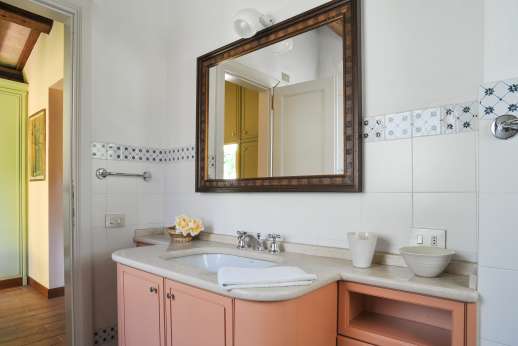 L’Olmo (x 4 people) with Staff and Cook - Bathroom with shower.