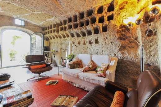 L'Orto di Alice - Etruscan-built grottoes: the air conditioned main sitting room.