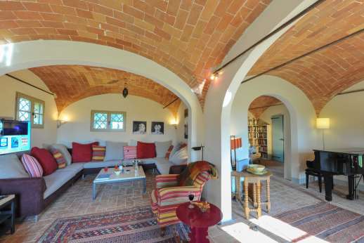 La Badiole - Seating area in the ground floor open living space