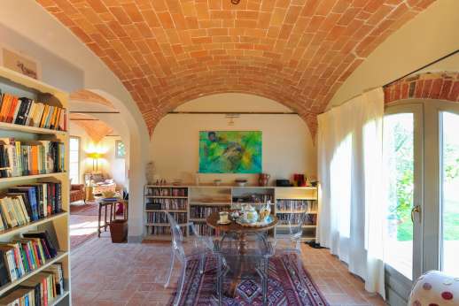 La Badiole - Library and dining area on the ground floor with access to the outside