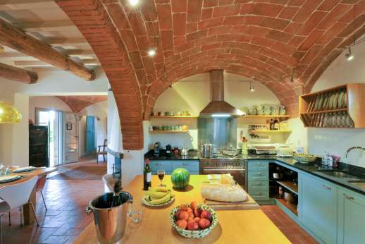 La Badiole - Well equipped kitchen with vaulted ceilings and a working fireplace and out onto a loggia ideal for al fresco meals