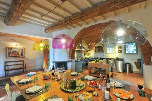 La Badiole - Large open plan dining room leading into the well equipped kitchen