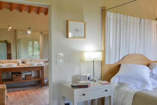 La Badiole - Air-conditioned master double bedroom leading through to ensuite bathroom