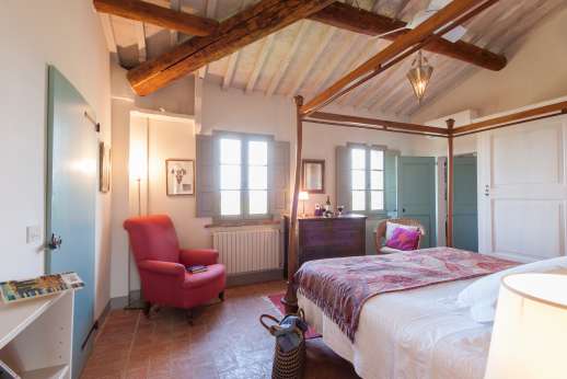 La Badiole - Alternate view of the air-conditioned double bedroom with an ensuite bathroom with shower