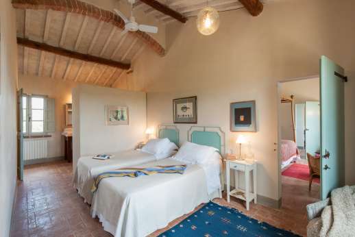La Badiole - Air-conditioned twin bedroom [convertible to double] wih an ensuite bathroom with shower.