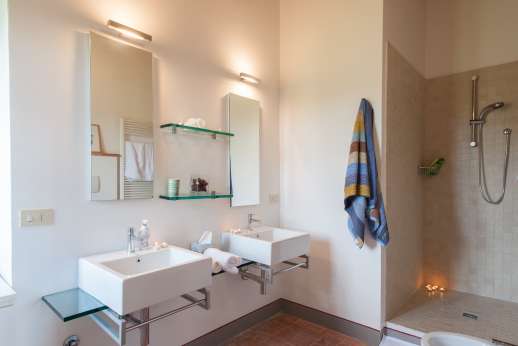 La Badiole - Ensuite bathroom with shower