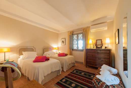 La Badole - air-conditioned twin bedroom [convertible to double] wih an ensuite bathroom with shower.