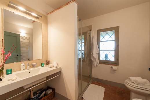 La Badiole - Ensuite bathroom with shower
