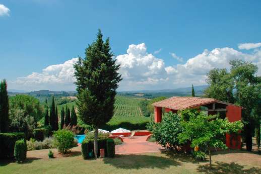 La Casa Rossa - Surrounded by vineyards and fields of wildflowers in the wine producing area of Chianti.