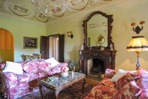 La Fattoria di Sarteano - Sitting room with open fireplace