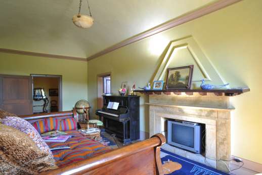 La Fattoria di Sarteano - Ground floor sitting room with piano and TV