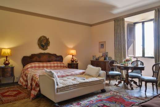 La Fattoria di Sarteano - Double bedroom with olivewood floor and a large ensuite bathroom with bath.