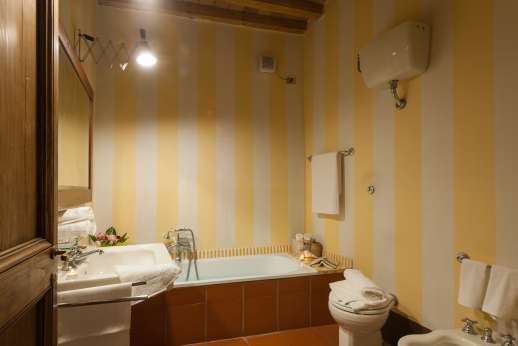 La Fattoria di Sarteano - Nice clean bathroom with terracotta floor