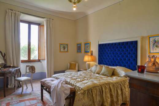 La Fattoria di Sarteano - Double bedroom and a bathroom with bath