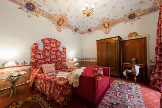 La Fattoria di Sarteano - Double bedroom with traditional wall paintings