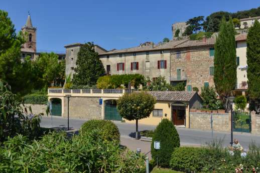 La Fattoria di Sarteano - The walled entrance to La Fattoria di Sarteano