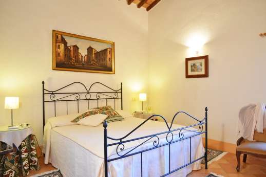 La Grande Quercia - Air conditioned double bedroom with en suite bathroom.