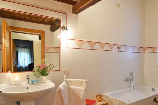 La Grande Quercia - The bathroom, used by the mezzanine bedroom.