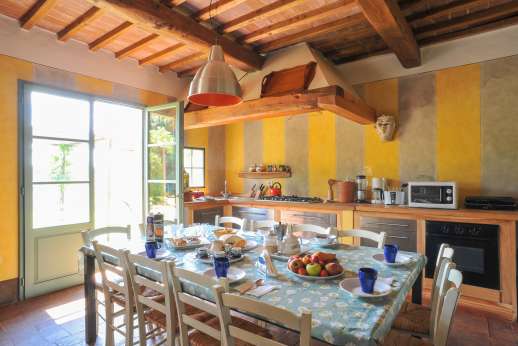 La Magione - Decorated in an updated Tuscan style, the one-storey house boasts large, high-ceilinged rooms with oversized glass doors opening to the garden.