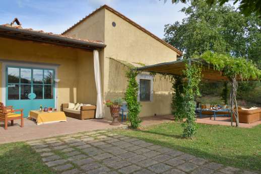 La Magione - Doors lead into the well-equipped fitted kitchen and dining area.