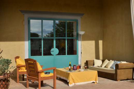 La Magione - Outside seating area with doors that lead through to the sitting room