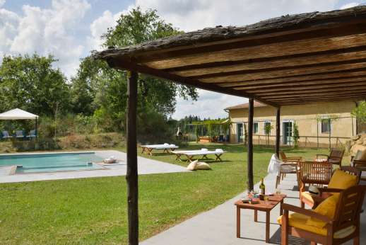 La Magione - Relax under the shaded pergola by the pool